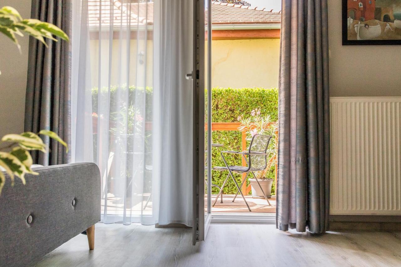 Villa 21 Boutique Rooms Balatonalmádi エクステリア 写真