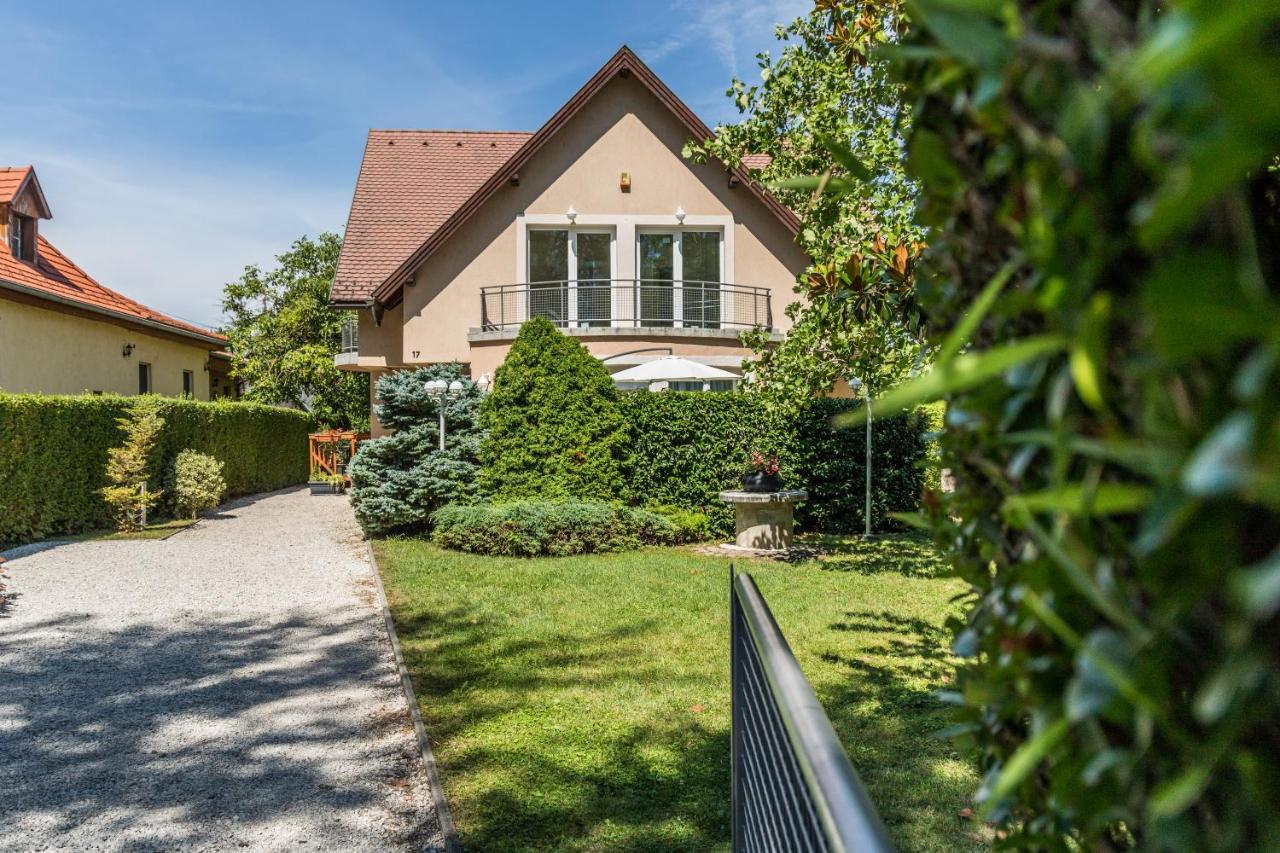 Villa 21 Boutique Rooms Balatonalmádi エクステリア 写真