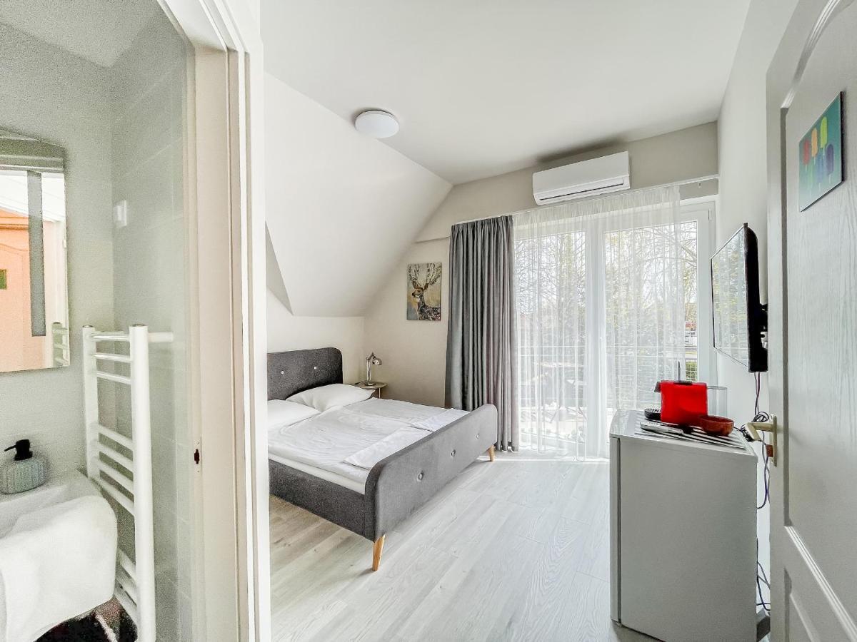 Villa 21 Boutique Rooms Balatonalmádi エクステリア 写真