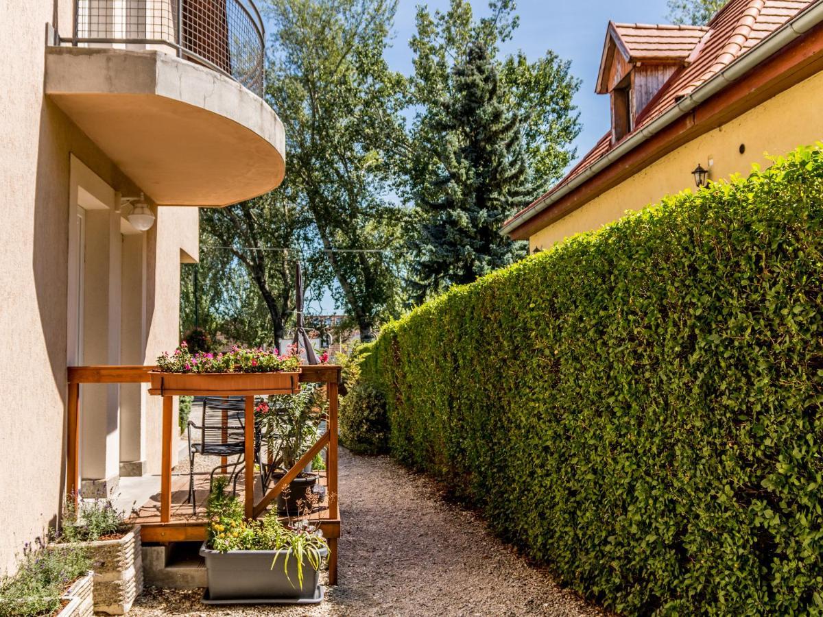 Villa 21 Boutique Rooms Balatonalmádi エクステリア 写真